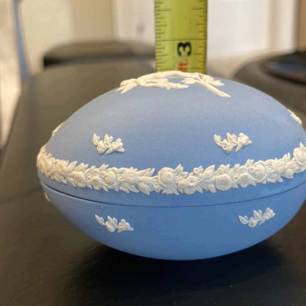 Wedgewood blue jasperware egg shaped box - Picture 10 of 11